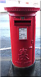 ST3288 : Queen Elizabeth II pillarbox on a Maindee corner, Newport by Jaggery