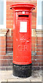 TA1766 : George V postbox in front of Bridlington Railway Station by JThomas