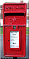 TA1077 : Close up, Elizabeth II postbox on Constable Road, Hunmanby by JThomas