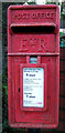 TA0976 : Close up, Elizabeth II postbox on Bridlington Street, Hunmanby by JThomas