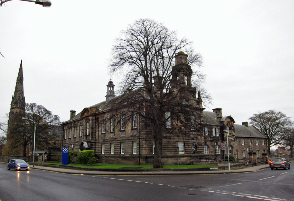 Police station, Kirkcaldy © Richard Dorrell ccbysa/2.0 Geograph