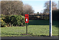 TA1765 : Elizabeth II postbox on Avocet Way, Bridlington by JThomas