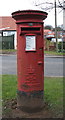 TA0290 : Elizabeth II postbox on Cross Lane, Scarborough by JThomas