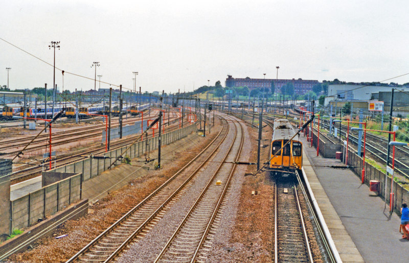 Hornsey station: towards Finsbury Park... © Ben Brooksbank cc-by-sa/2.0 ...