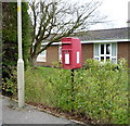 Elizabeth II postbox on Hay Brow Crescent