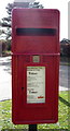 Close up, Elizabeth II postbox on Westoning Road, Harlington