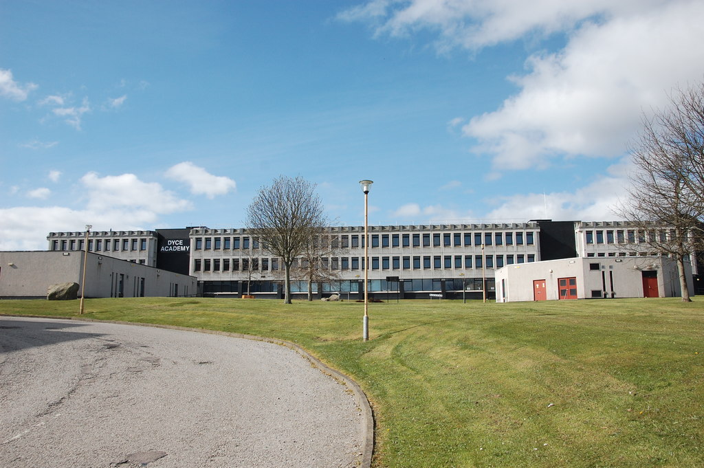 Dyce Academy © Bill Harrison cc-by-sa/2.0 :: Geograph Britain and Ireland