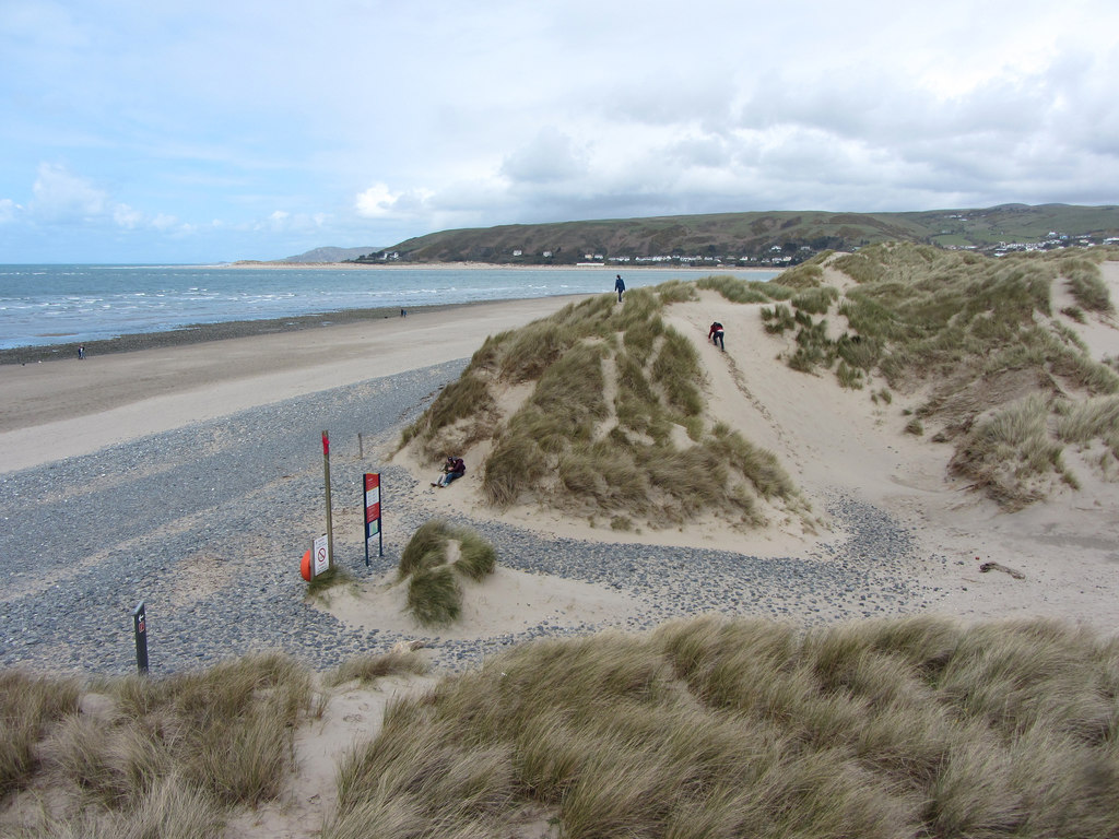 Sand dunes and beach at Ynyslas © Gareth James cc-by-sa/2.0 :: Geograph ...