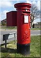 Elizabeth II postbox on Links Road, Gorleston-on-Sea