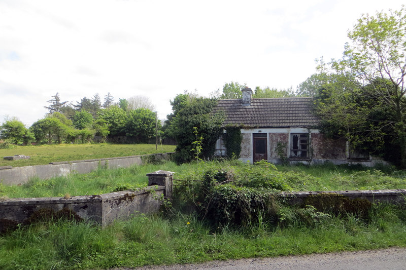 Derelict cottage © Robert Ashby cc-by-sa/2.0 :: Geograph Ireland