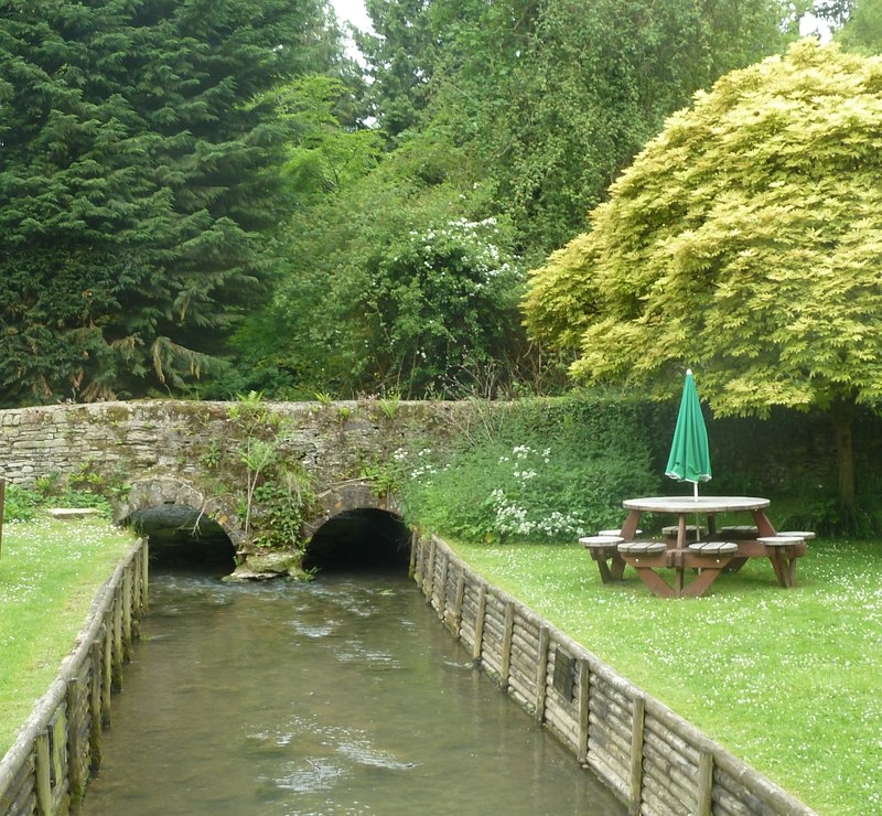 The River Coln flowing through the Mill… © Rob Farrow cc-by-sa/2.0