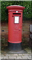 Elizabeth II postbox on Leake Road, Gotham