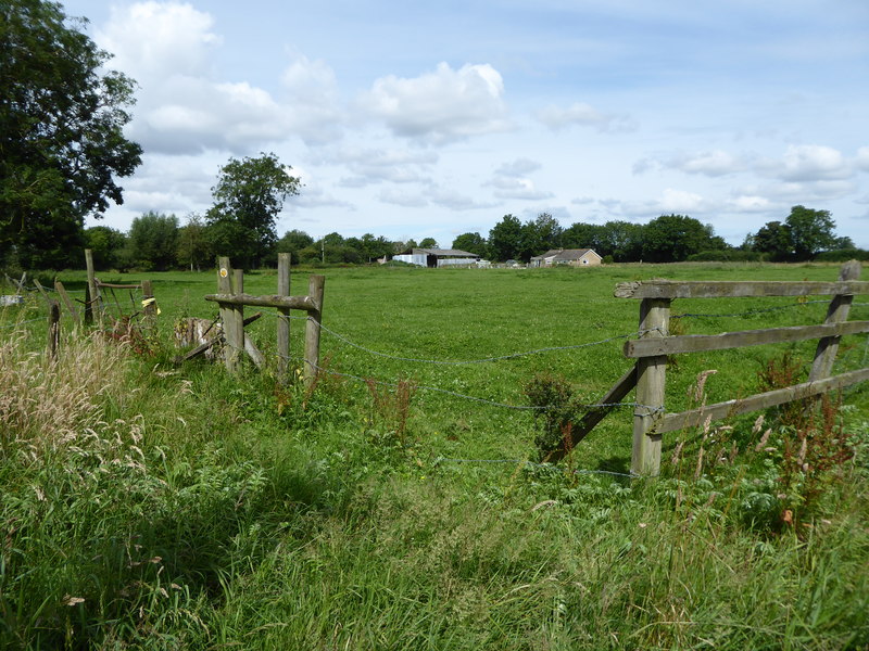 Public footpath and stile near Cross... © Vieve Forward cc-by-sa/2.0 ...