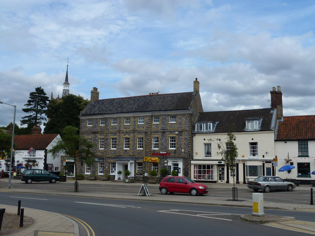 Swaffham Market Place, Norfolk © Richard Humphrey cc-by-sa/2.0 ...