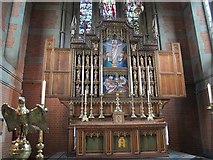 SE1020 : All Saints, Elland: altar and reredos by Stephen Craven