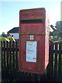 TA0656 : Close up, Elizabeth II postbox on Nafferton Road, Wansford by JThomas