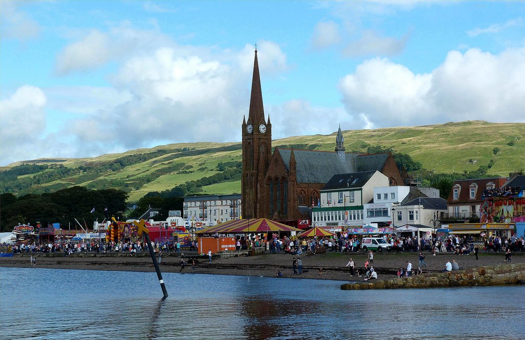 Largs : St Columba's Parish Church... © Raibeart MacAoidh cc-by-sa/2.0 ...