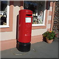 NY3650 : Elizabeth II postbox on The Square, Dalston by JThomas