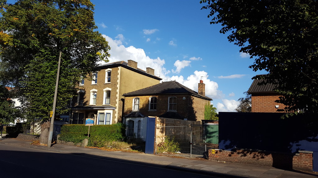 Houses in Brownlow Road, London N11 © Christine Matthews ccbysa/2.0