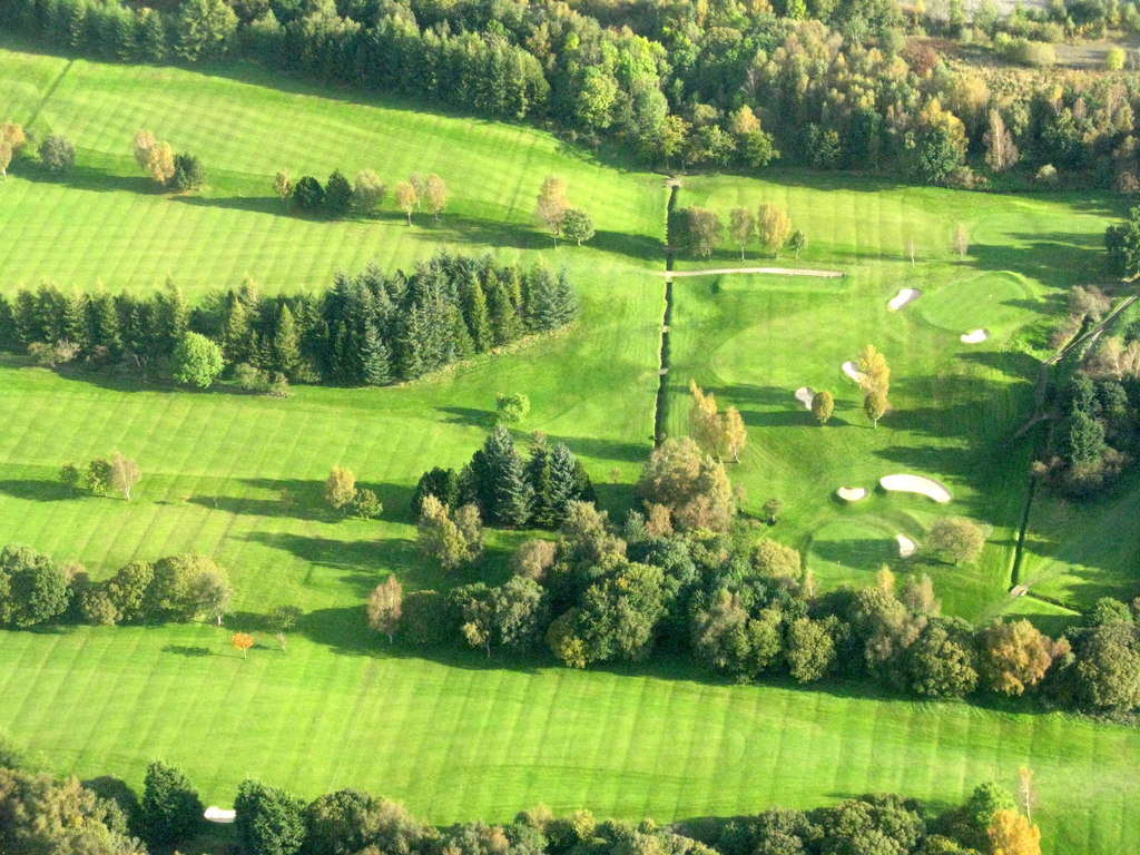 Cochrane Castle Golf Club © M J Richardson ccbysa/2.0 Geograph