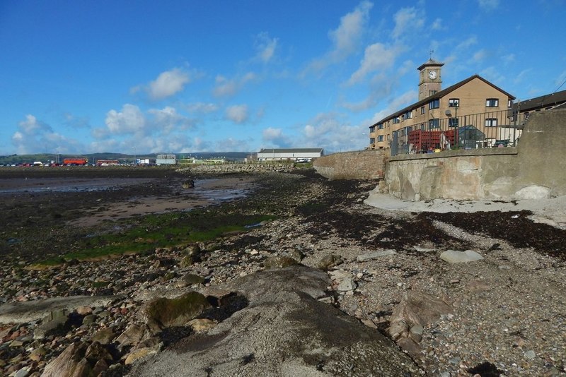 The shore at Helensburgh © Lairich Rig cc-by-sa/2.0 :: Geograph Britain ...