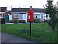 Elizabeth II postbox on Lloyds Avenue, Kessingland