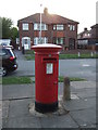 Elizabeth II postbox on Readesdale Avenue