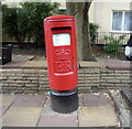 Elizabeth II postbox on Station Approach, New Barnet