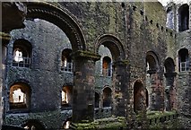TQ7468 : Rochester Castle: The spine wall, arcaded at second floor level by Michael Garlick