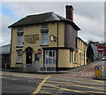 SO1191 : Queens Head pub, Newtown by Jaggery