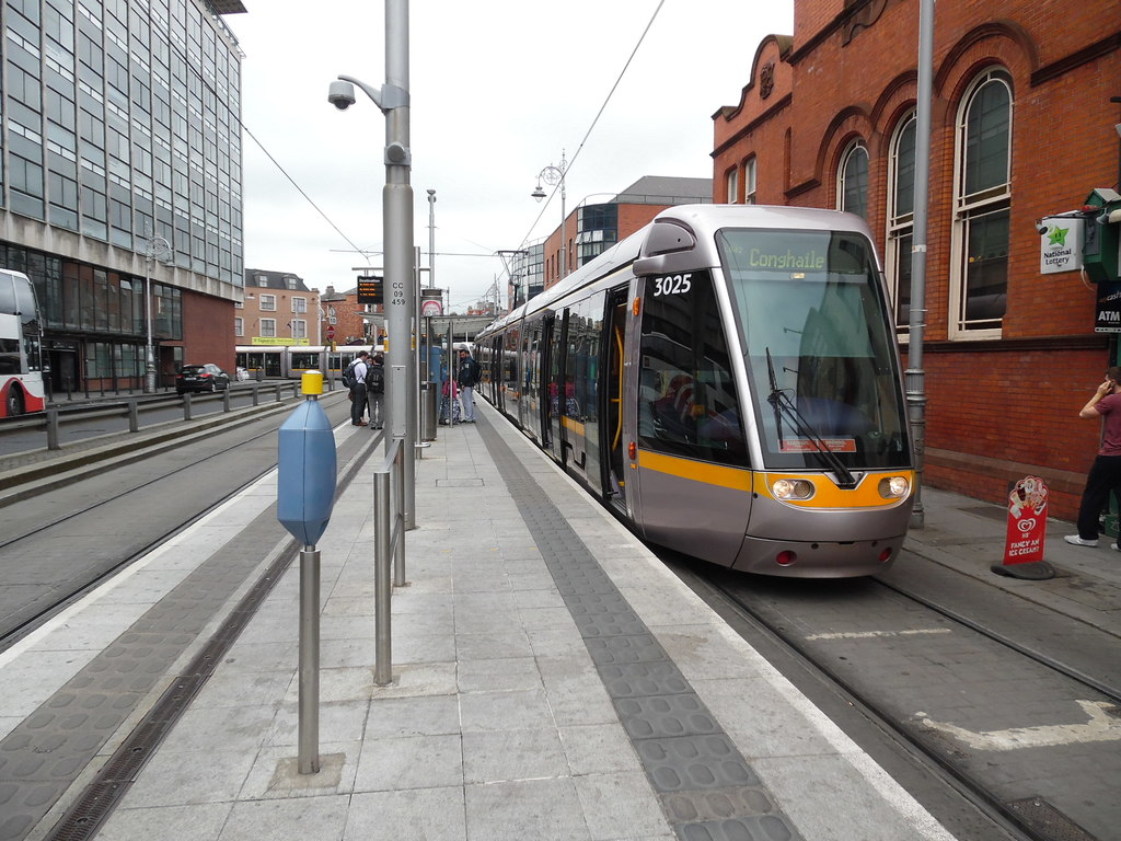 A Luas tram in Dublin City Centre © David Hillas cc-by-sa/2.0 ...