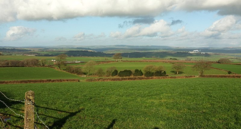 Countryside northeast of Warkleigh © Derek Harper cc-by-sa/2.0 ...