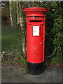 Elizabeth II postbox on Highworth Avenue