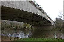 SU8585 : Below the A404 bridge from the north side by Robert Eva