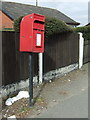 Elizabeth II postbox on Cinderhill Road