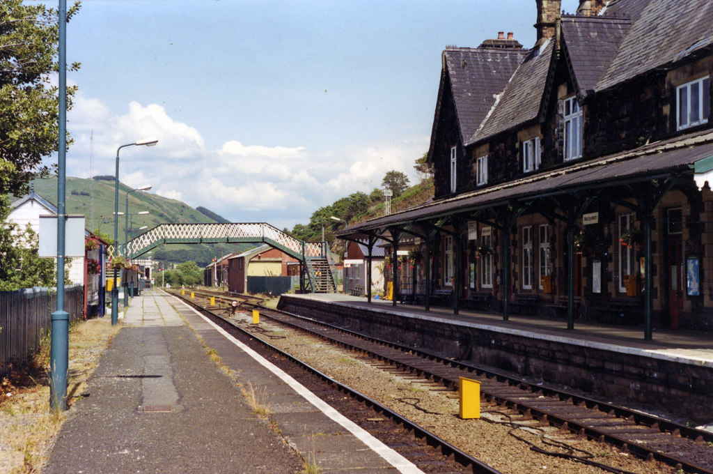 Machynlleth Station, 1992 © Ben Brooksbank Cc-by-sa/2.0 :: Geograph ...