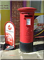 Elizabeth II postbox on Rowntree Way, Saffron Walden