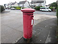 ST2177 : King George VI pillarbox, Kenyon Road, Tremorfa, Cardiff by Jaggery