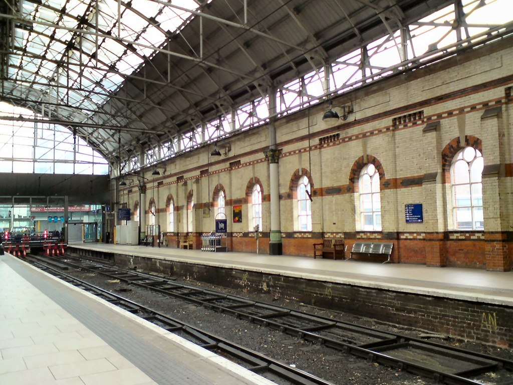 Piccadilly platforms 1 & 2 © Gerald England cc-by-sa/2.0 :: Geograph ...