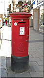TQ0584 : Edward VII postbox, High Street by Mike Quinn