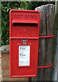 Close up, Elizabeth II postbox on High Street, Aldreth