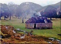NN8492 : Ruigh-aiteachain bothy, Glen Feshie by Alan Reid