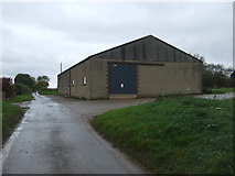 TF7126 : Farm building beside Common Drove by JThomas