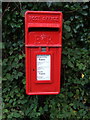 Elizabeth II postbox on Warham Road, Wells-next-the-Sea