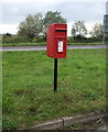 TM4598 : Elizabeth II postbox on Station Road, Haddiscoe by JThomas