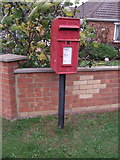 TF6736 : Elizabeth II postbox on Lamsey Lane, Heacham by JThomas