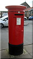 SE9426 : Elizabeth II postbox, Brough Post Office by JThomas