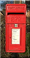SE9428 : Close up, Elizabeth II postbox on Stockbridge Road, Brough by JThomas