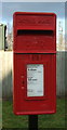 SE9526 : Close up, Elizabeth II postbox on Wiske Avenue, Brough by JThomas
