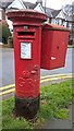 TQ3195 : GR postbox with pouch box on Cheyne Walk, Grange Park by Paul Bryan